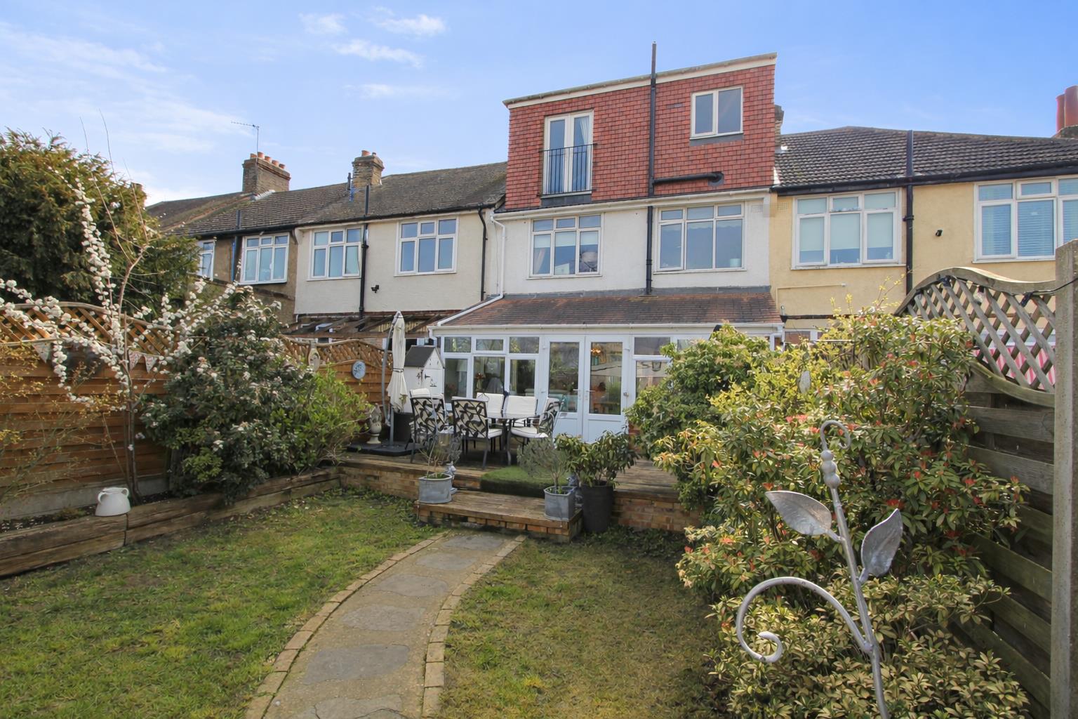 4 bed property in Godalming Avenue, Wallington